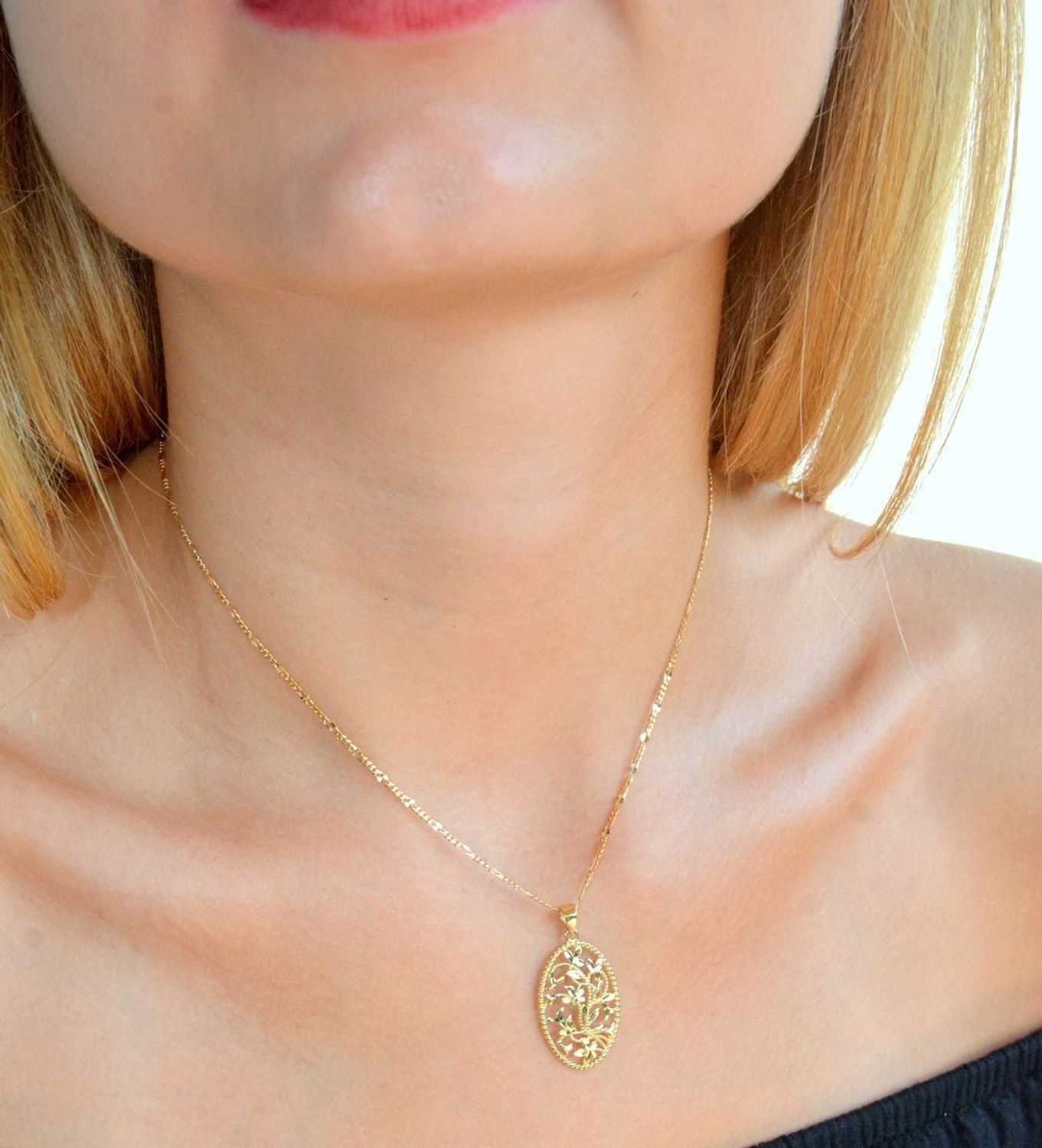 Złota zawieszka 375 owalna z ozdobnym motywem kwiatów ZA 5935 375. Złota zawieszka 375. Złoty wisiorek owalna. Złota zawieszka damska. Zawieszka damska  próby 375. Złota zawieszka na prezent..jpg